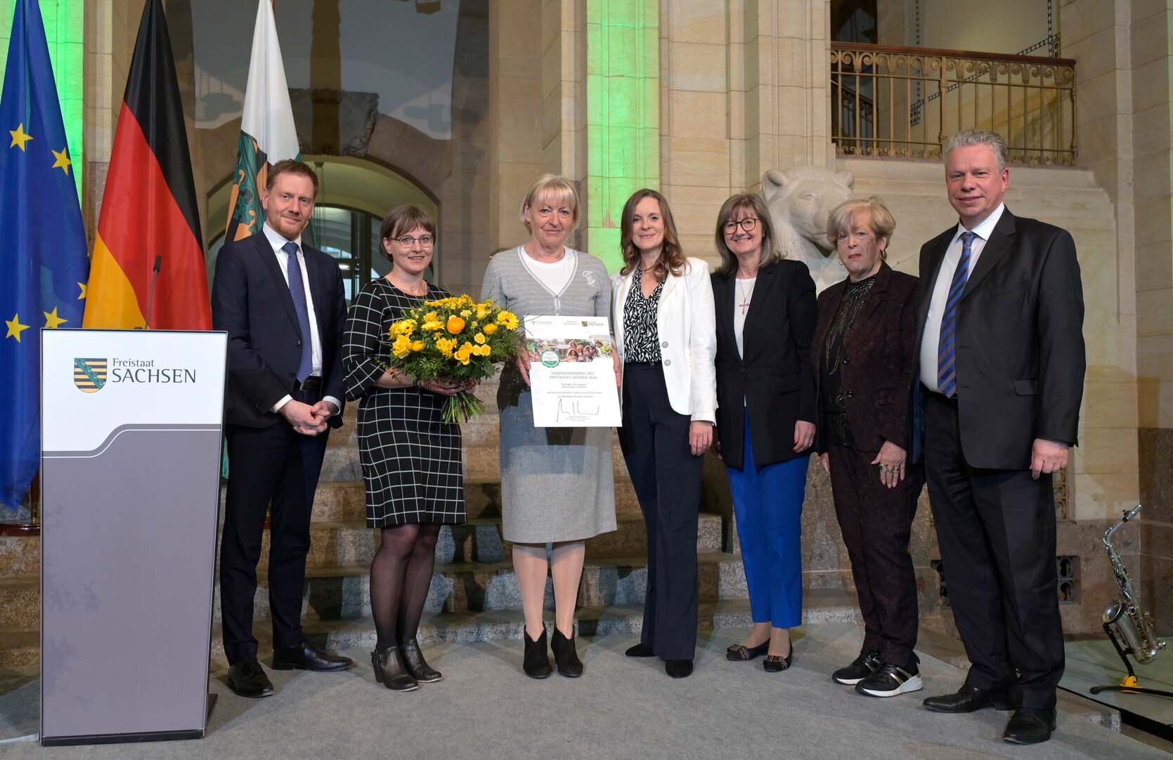 Sieben Personen posieren für ein Foto.